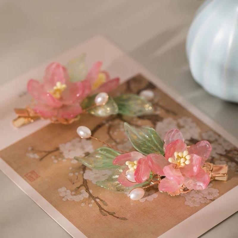 ヘアクリップ キッズ 子供用 古風 中華風 漢服アクセサリー 桃の花 ピンク タッセル 揺れる ガラス細工 アクリル お花モチーフ キラキラ かわいい 華やか ...