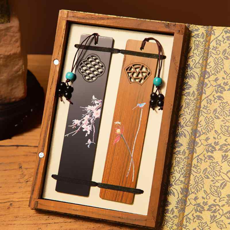 しおり ブックマーク 木製 檀木 刻印 梅蘭竹菊 四季模様 クラシック 中国風 レトロ エレガント 上品 高級感 精巧な細工 タッセル付き 読書 プレゼント ギ...