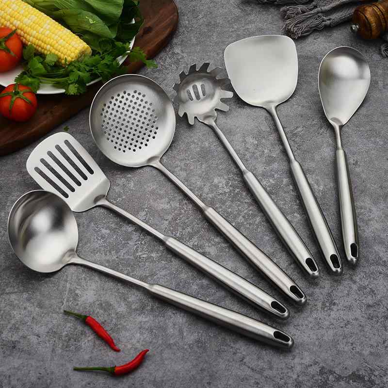 調理器具セット 304ステンレス製 耐熱 滑り止め やけど防止 モダン フライ返し 穴あきヘラ お玉 しゃも..