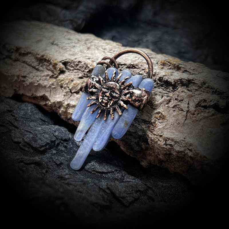 ネックレス 欧米風 ヴィンテージ レトロ アンティーク調 カイヤナイト原石 天然石 5連 太陽モチーフ 不定形 幾何学デザイン ロイヤルブルー ペンダントトップ