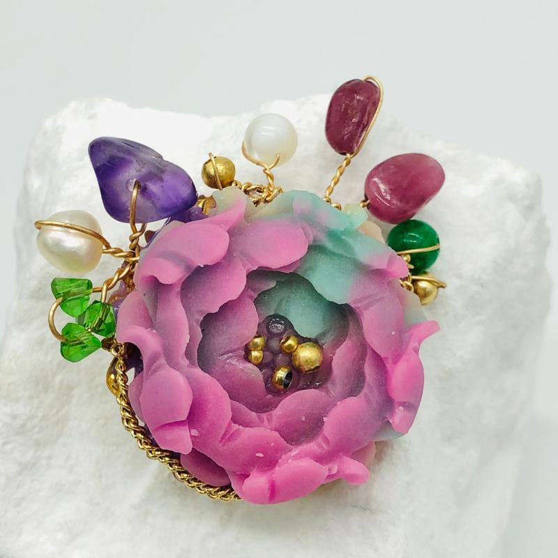 ブローチ レディース デザイナーズ プリザーブドフラワー ピンク 花 小ぶり 上品 エレガント 編み込み..