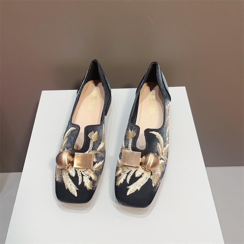 ・流行要素: メタル、浅口・つま先形状: スクエアトゥ・アッパー素材: 布・スタイル: ストリート・性別: 女性・ヒールの高さ: 8cm以上・柄: 無地・カラー展開: アプリコット、グリーン、ブラック・サイズ展開: 35, 36, 37, 38, 39, 40, 41・カテゴリ: フラットシューズ・ソール素材: ゴム・内側素材: 合皮・履き口の高さ: ローカット・ヒール形状: 太ヒール・着用方法: スリッポン・インソール素材: PU・タイプ: パンプス・履き口深さ: 中口（7-11cm）