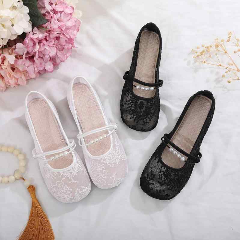 ・流行要素: カットアウト・つま先形状: スクエアトゥ・アッパー素材: メッシュ・性別: レディース・ヒールの高さ: ローヒール（1～3cm）・柄: 無地・カラー展開: ホワイト、ブラック・サイズ展開: 35、36、37、38、39、40・ソール素材: ゴム・裏地素材: フェイクレザー・履き口の高さ: ローカット・ヒール形状: フラットヒール・留め具の種類: スリッポン・機能: 通気性・インソール素材: PU・シーン: カジュアル・履き口の深さ: 浅め（7cm以下）・カテゴリ: メッシュシューズ・対象年齢層: 大人・スタイル: フラットシューズ