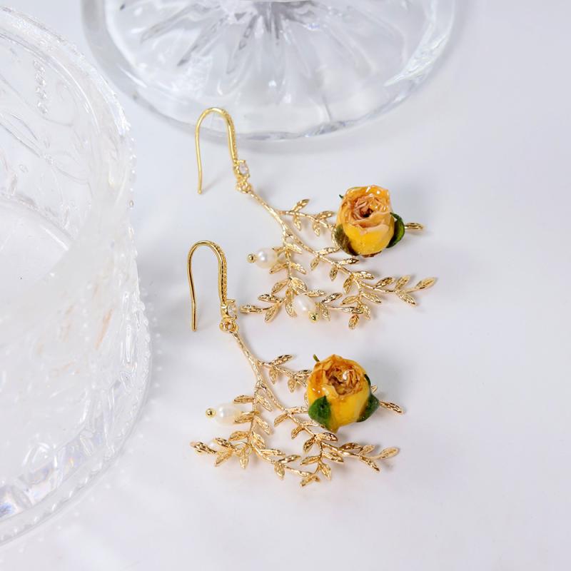 ピアス レディース パール レトロ フラワー シンプル 通勤 デイリー 高級感 ユニーク おしゃれ チタン ..