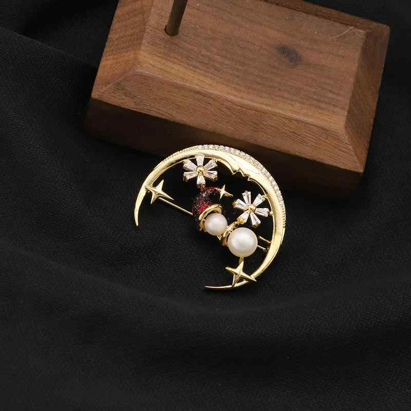 ブローチ レディース 淡水パール ジルコニア 高級感 月 雪だるま サンタクロース クリスマスギフト 電気メッキ加工 オリジナルデザイン イベントアクセサリー ...