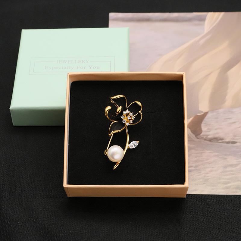 ブローチ レディース 天然淡水パール パール 葉っぱモチーフ 幾何学モチーフ 高級感 エレガント 個性的 オリジナルデザイン ピン アクセサリー 電気メッキ加工 フォーマル 普段使い