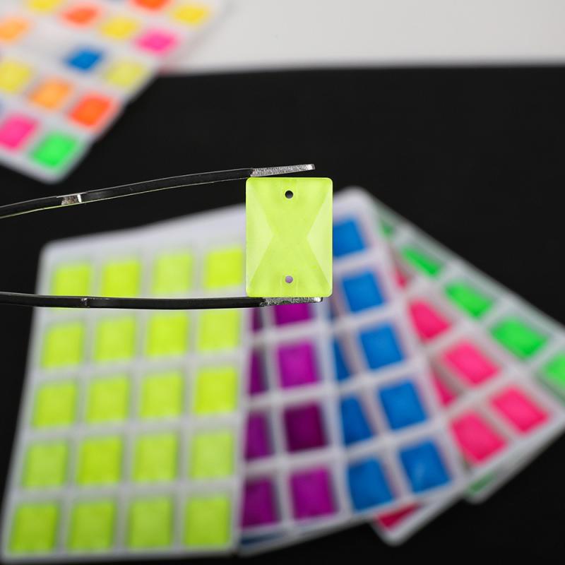 ラインストーン 長方形 蛍光 ガラス 平底 2穴 手縫い DIYパーツ ハンドメイド素材 アクセサリー作り デコレーション キラキラ 輝き 豊富なカラー展開 AB加工 電気メッキ仕上げ