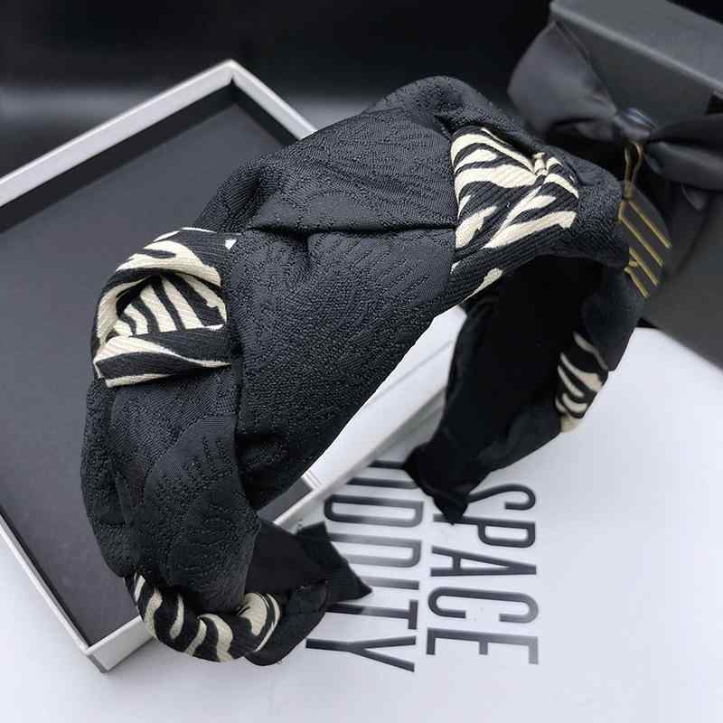 ヘアバンド レディース カチューシャ 編み込み 極太 幅広 高級感 前髪カバー 白髪隠し おしゃれ ファッ..