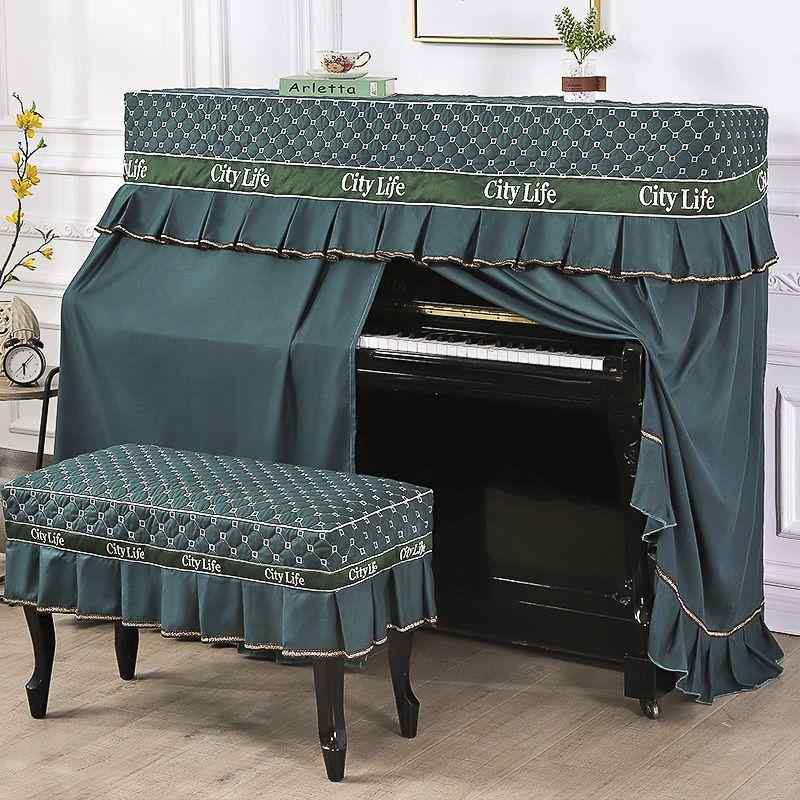 ・主な素材: オックスフォード生地・カテゴリ: ピアノカバー・スタイル: イタリアン・カラー展開: ブルー系、レッド系、イエロー系、ピンク系、パープル系、ブラック系、グリーン系、グレー系、シャンデリア柄、スワン柄、希望の畑柄、麦穂柄、花畑柄、飛行機柄、バルーンエレファント柄、蝶々柄・サイズ展開: レギュラー（椅子カバーなし）、レギュラー（1人掛け椅子カバー付き）、レギュラー（2人掛け椅子カバー付き）、ラージ（椅子カバーなし）、ラージ（1人掛け椅子カバー付き）、ラージ（2人掛け椅子カバー付き）