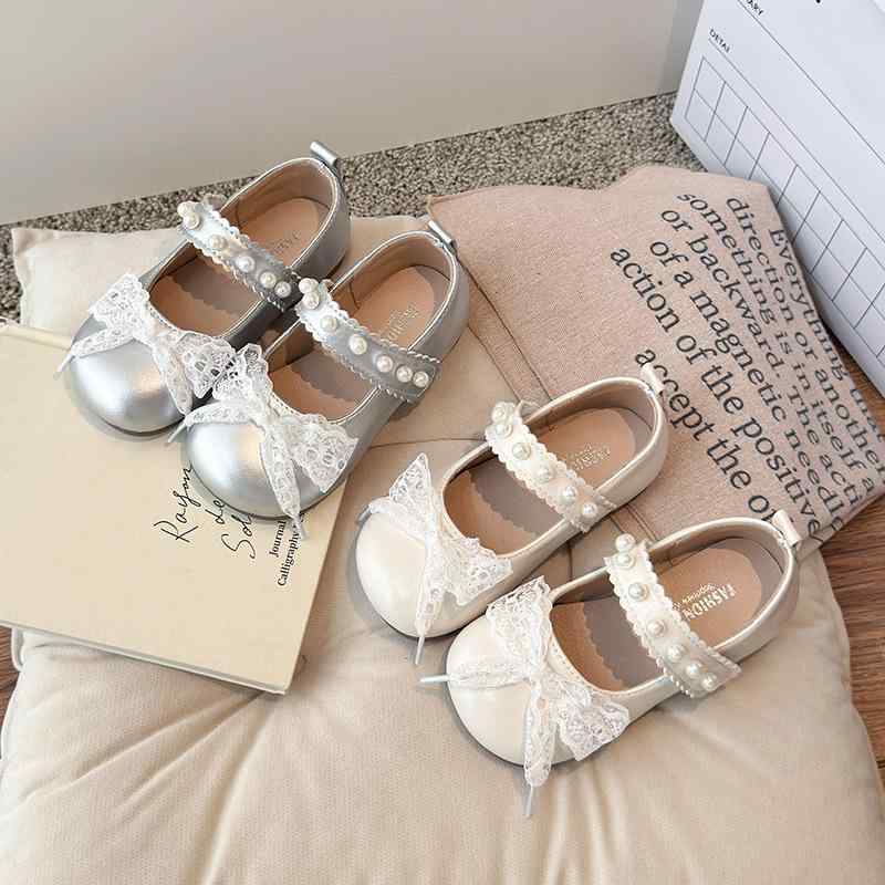 シューズ キッズ 女の子 プリンセスシューズ 蝶々モチーフ 革靴 ダンスシューズ おしゃれ かわいい フォーマル 発表会 合成皮革 通気性 滑り止め 耐摩耗性 マジックテープ ローカット オフホワイト シルバー お出かけ 普段使い