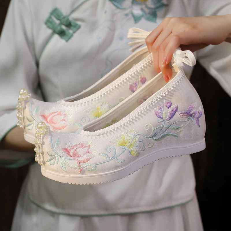 シューズ レディース 中華風 漢服靴 刺繍 花柄 インヒール シークレットヒール ウェッジヒール ハイヒール つま先反り サテン 滑り止め 通気性 レースアップ コスプレ イベント パーティー 普段使い ホワイト スカイブルー レッド