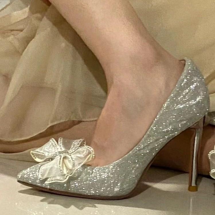 靴 パンプス レディース ポインテッドトゥ ハイヒール 細ヒール リボン ビジュー ウエディング 結婚式 ブライダル 披露宴 パーティー フォーマル 快適 歩きやすい 高級感 合成皮革 春夏秋 シルバー シャンパンゴールド