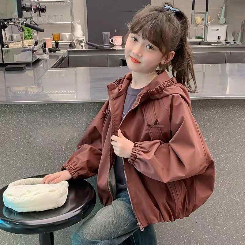 ・カテゴリ: キッズアウター・対象: 女児・スタイル: 韓国風・主な素材: ビニロン100%・ネックライン: フード付き・柄: 無地・デザイン: リボン・カラー展開: 深紅、ピンク・サイズ展開: 120cm、130cm、140cm、150cm、160cm