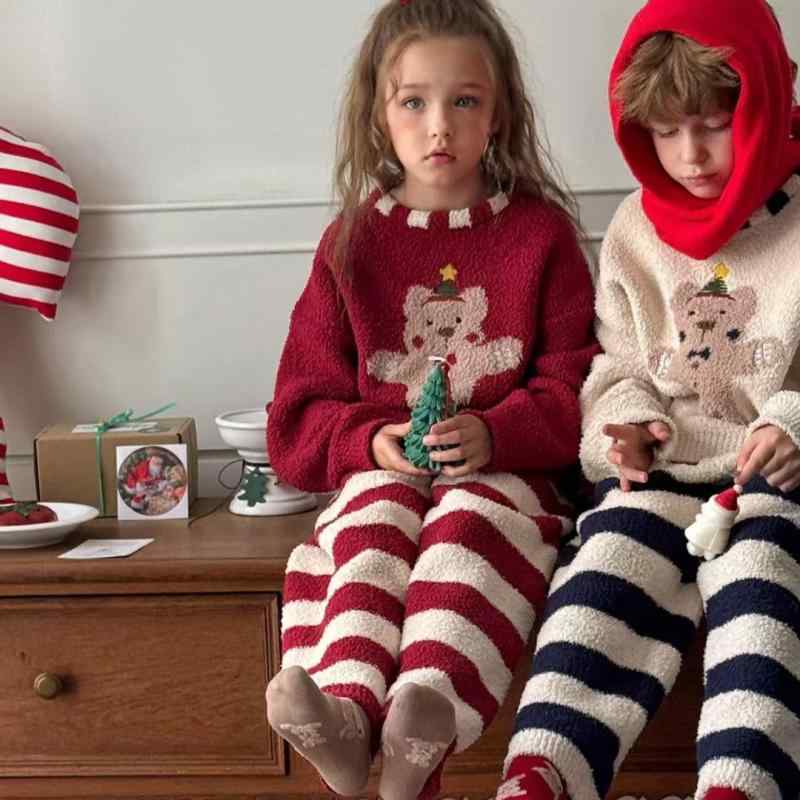 ・カテゴリ: キッズルームウェア・スタイル: カジュアル・主な素材: 綿90% コーラルベルベット・性別: ユニセックス・対象年齢: 3～8歳・身長: 80cm、90cm、100cm、110cm、120cm、130cm、140cm・カラー: 紺クリスマスベア、赤クリスマスベア・柄: カートゥーン・厚さ: 普通・機能: 保温・生地加工: 柔らか加工・シーズン: 秋冬・アイテム: セットアップ