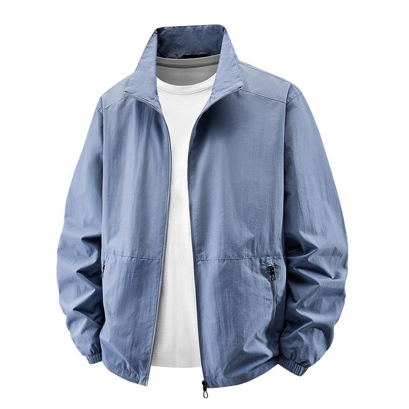 ・カテゴリ: ジャケット・スタイル: ベーシック・ネックライン: スタンドカラー・フィット: ルーズ・フロント: ジップ・厚さ: 標準・柄: 無地・主な素材: ナイロン100%・裏地素材: ポリエステル100%・シーン: カジュアル・デザインディテール: ステッチ・裾デザイン: ストレート・加工: ノーアイロン・着丈: 標準・ポケットスタイル: ジップポケット・着用方法: アウター・袖丈: 長袖・カラー展開: ブラック、グレー、ミリタリーグリーン、カーキ、ダークブルー、ミストブルー・サイズ展開: M、L、XL、XXL、3XL、4XL、5XL、6XL、7XL、8XL・袖タイプ: レギュラー・対象性別: メンズ