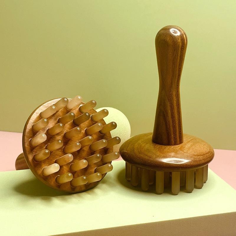 マッサージコーム 緑檀木 水牛角製 頭皮ケア 経絡ケア かっさプレート セルフケア 指環型 リラックス 癒し 天然素材 高級感 香る グリーンサンダルウッド 頭皮用 男女兼用