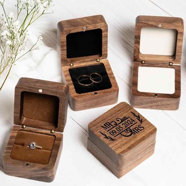 リングケース 木製 彫刻 携帯用 婚約 プロポーズ エンゲージ 高級感 ベルベット シングル ダブルスロット 欧米風 コンパクト 上品 プレゼント ジュエリーボックス トラベル用