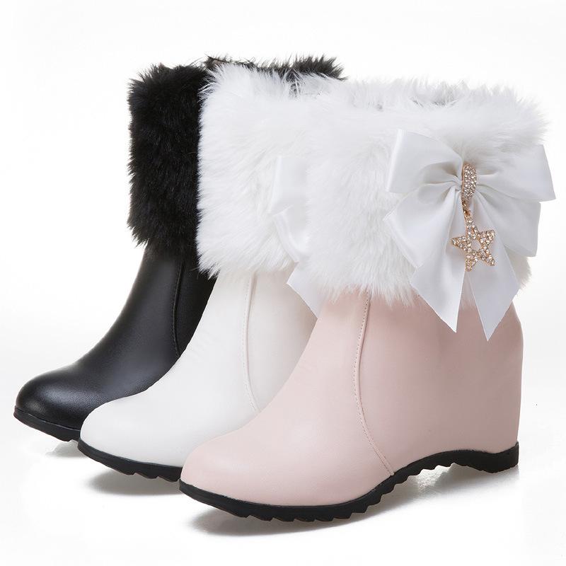 ショートブーツ レディース 女性用 大きいサイズ インヒール ウェッジソール ハイヒール ライディングブーツデザイン フェイクレザー PUレザー ラウンドトゥ ラインストーン リボン ラバーソール フェイクファー裏地 秋冬 ブラック ホワイト ピンク