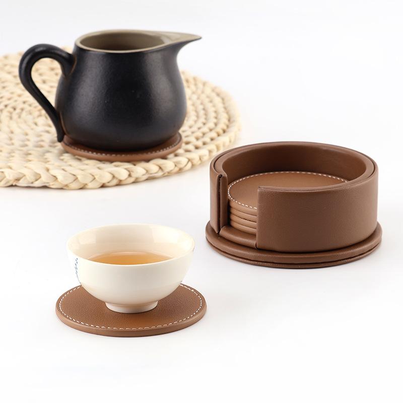 コースター レザー PUレザー 合成皮革 丸型 両面 滑り止め 断熱 耐熱 防水 防汚 テーブルマット セット 北欧風 シンプル 無地 おしゃれ 高級感 上質 カップマット ドリンクマット 普段使い 来客用 キッチン雑貨