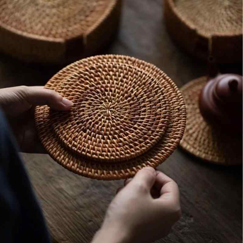 コースター 鍋敷き ランチョンマット 藤編み ラタン 天然素材 手作り ハンドメイド 断熱 耐熱 高品質 モダン シンプル 円形 家庭用 食卓用 テーブル保護 キッチン雑貨 セット