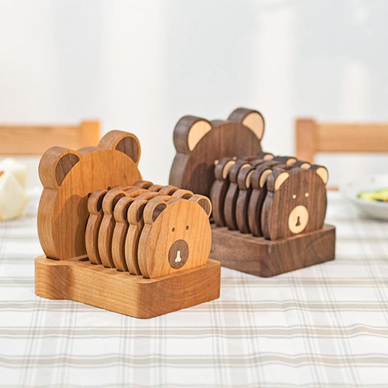 コースター 鍋敷き 木製 ブナ材 ウォールナット材 かわいい 小熊 デザイン 円形 家庭用 普段使い 断熱 耐熱 コーヒー ドリンク用 プレイスマット セット おしゃれ テーブルウェア キッチン雑貨