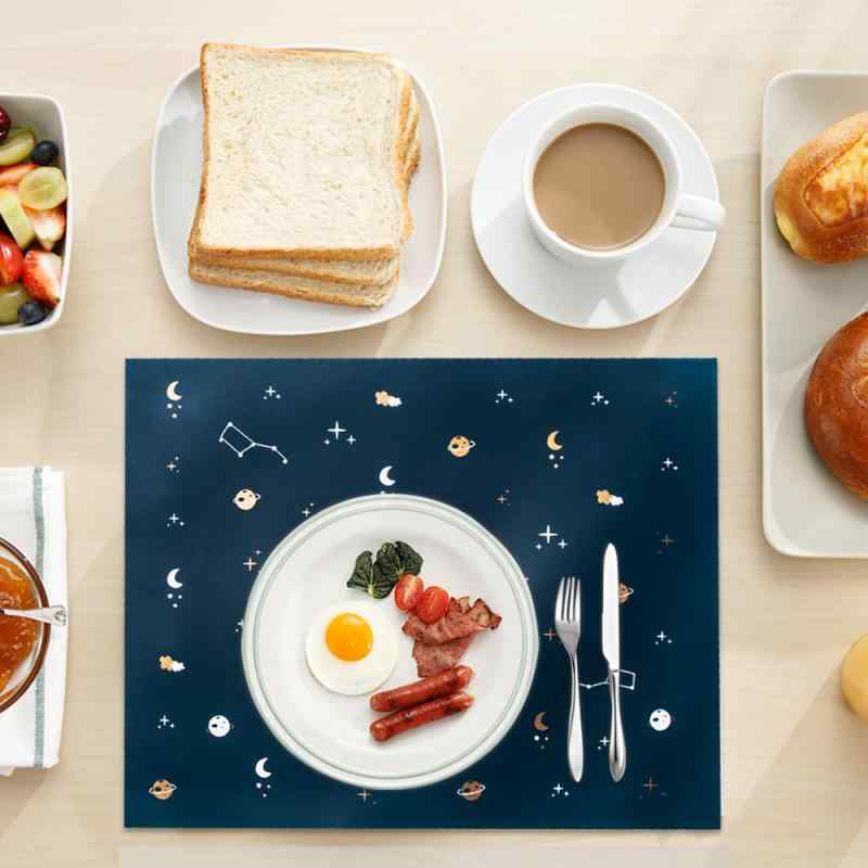 ランチョンマット ベビー キッズ シリコン製 キャラクター柄 防水 耐熱 滑り止め 携帯用 コンパクト収納 食事用 おやつ 離乳食 お手入れ簡単 スクエア型 セット