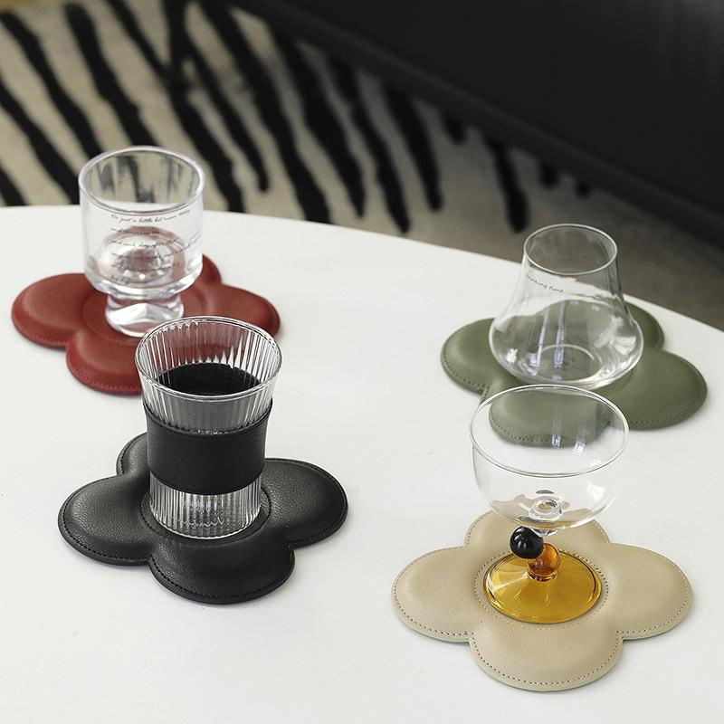 コースター クローバー型 合成皮革 レザー調 厚手 ライトラグジュアリー 断熱 保温 撥水 家庭用 リビング ダイニング 普段使い 北欧スタイル シンプル 無地 カップマット グラスマット