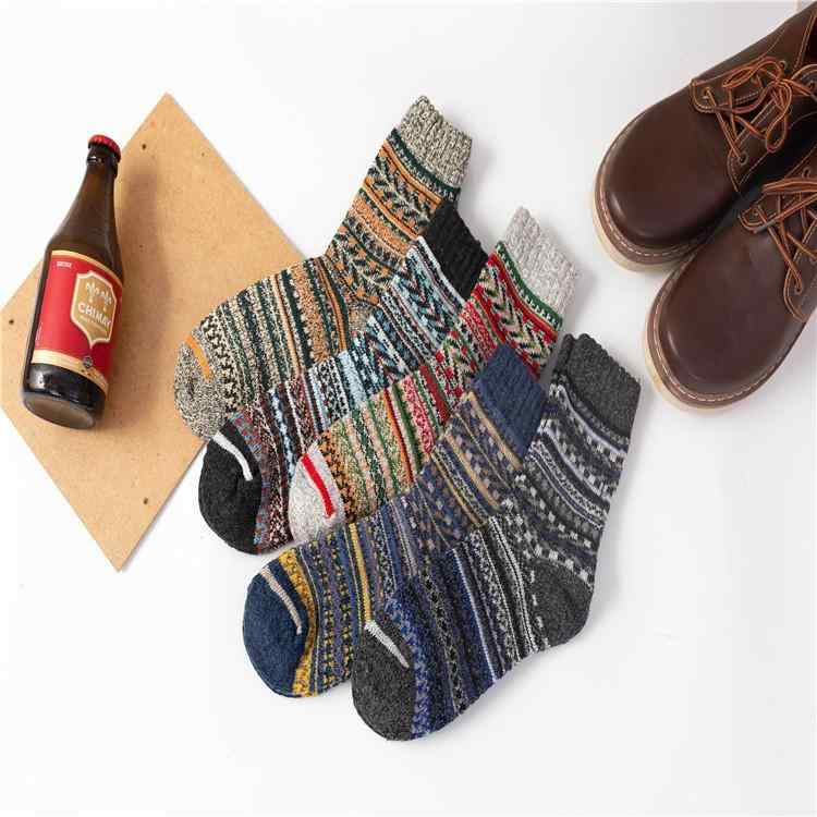 ・機能: 吸汗・柄: スポーツ・性別: 男性・丈: ミドル丈・針数: 108N・カテゴリ: カジュアルソックス・カラー展開: 麻模様（男性用・女性用）、並線（男性用・女性用）、男性用（双路民族風、十字、八角花、太線ストライプ菱形、音波民族風、オリーブストライプ民族風、ストライプ小鹿、ストライプ小菱形民族風）・スタイル: カジュアル・織り方: シングルニードル