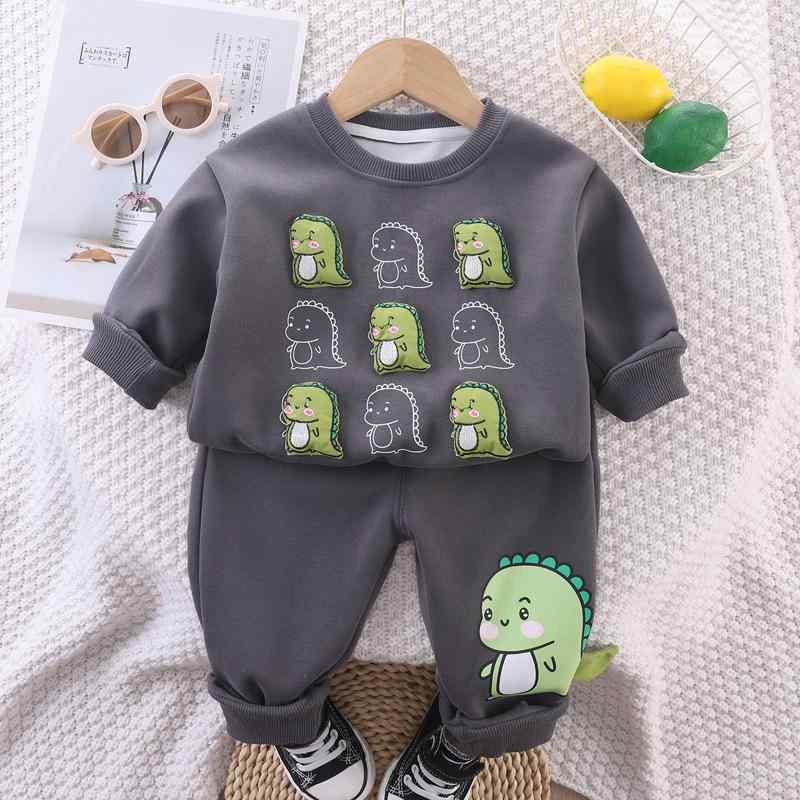 ・カテゴリ: キッズセット・性別: 男の子・対象年齢: 1〜3歳 (80〜100cm)・スタイル: 韓国風・セットタイプ: パンツスーツ・セット点数: 2点セット・内容: ウェア・主な素材: 綿95%・生地加工: 柔軟加工・厚さ: 普通・柄: アニメ・袖丈: 長袖・パンツ丈: ロング・留め具: プルオーバー・カラー展開: ベージュ、グレー・サイズ展開: 80cm、90cm、100cm、110cm、120cm