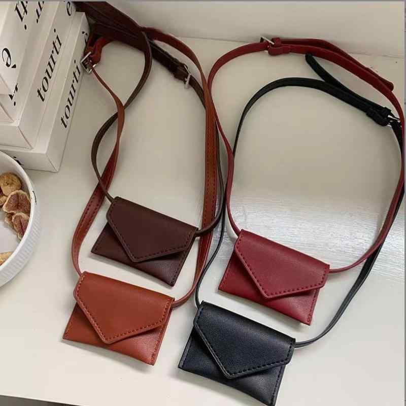 ウエストバッグ ミニ ボディバッグ おしゃれ ベルトモチーフ 上品 カードケース ウォレット カードポケット 普段使い お出かけ 旅行 ブラウン ブラック レッド