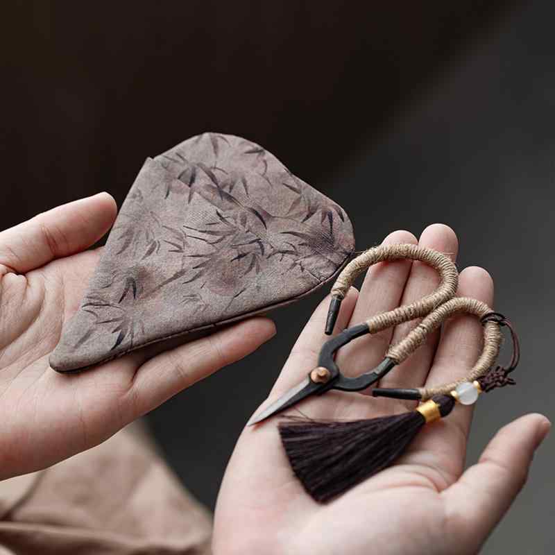 茶道用品 ミニハサミ 布製ケース付き 茶挟 糸切りはさみ ティーバッグ用 コンパクト シザー 手芸 裁縫 ..