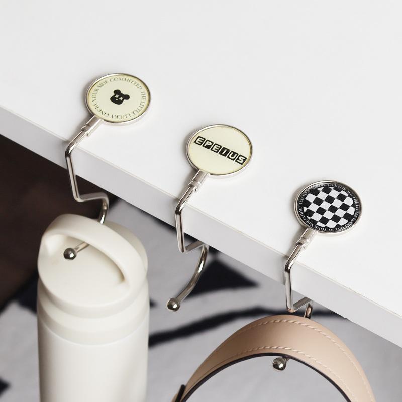 バッグハンガー 北欧風 デスクフック テーブルフック ポータブル ステンレス製 柄付き モダン シンプル オフィス 学習机 カフェ 荷物掛け カバン掛け 穴あけ不要 簡単設置 耐荷重2kg