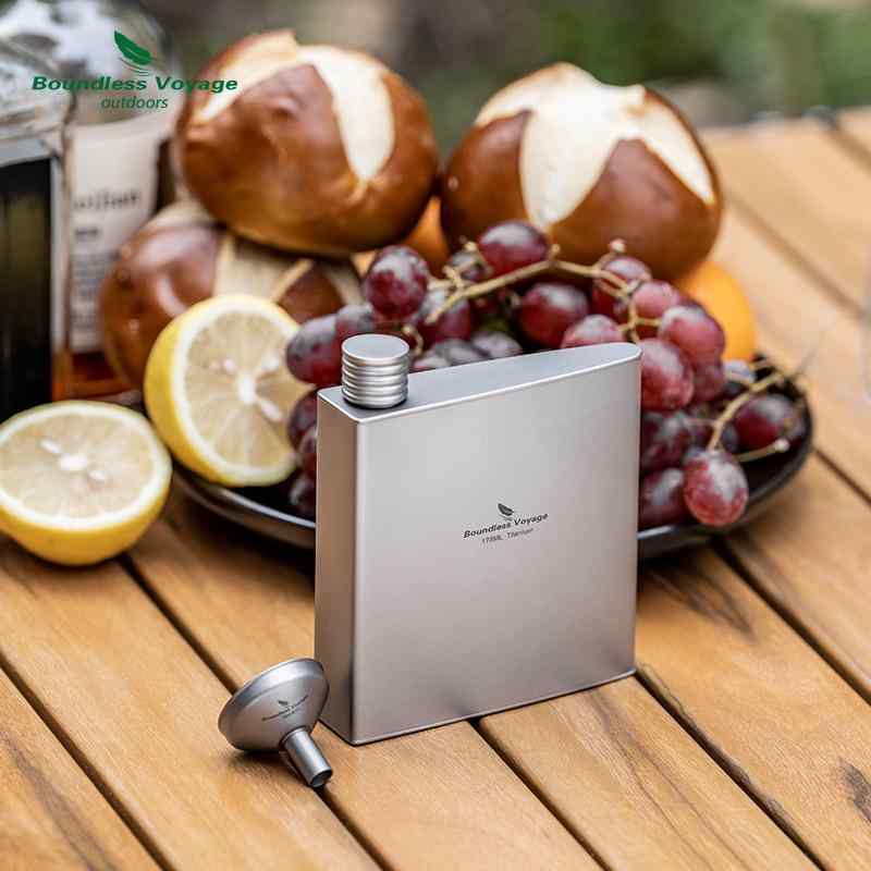 スキットル 純チタン製 軽量 携帯用 フラスコ 漏斗付き じょうご 三角形 変形 おしゃれ モダンデザイン 酒器 水筒 ドリンクボトル アウトドア キャンプ 登山 レジャー 高品質