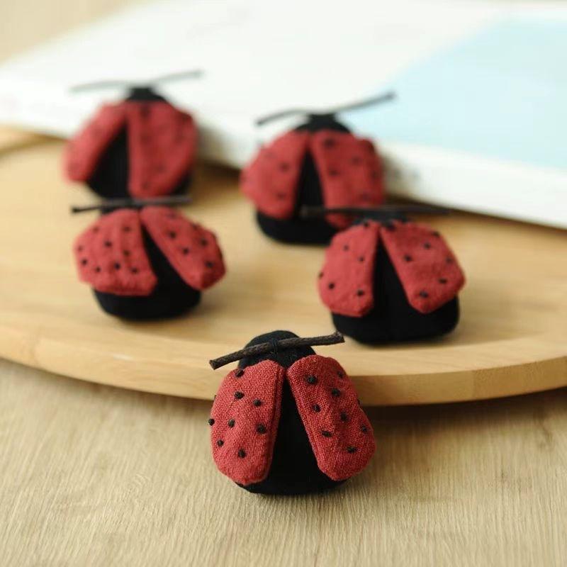 ブローチ レディース ハンドメイド 毛糸 かぎ針編み きのこ マスコット ナチュラル かわいい おしゃれ ..