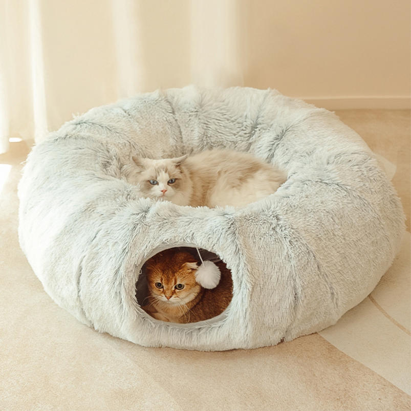 表地素材：パイル地内部素材：スエード詰め物素材：PP綿【サイズ】 直径85*高さ26cm　ドーナツ猫ベッドトンネルは、小型、中型、大型の猫だけでなく、フェレット、ウサギ、子犬などの他の小動物にも十分なスペースを提供します。快適なベッドとしても、楽しいトンネルとしても、居心地の良いハンモックとしても使えます。【猫を快適に包みます】このぴったりとしたドーナツ猫ベッドトンネルで猫のお友達を贅沢に過ごしましょう。耐久性があり、快適な素材で作られており、最大限のリラクゼーションをお約束します。柔らかい内装なので、寄り添うのに最適です。猫もきっと大喜びします。【エキサイティングでインタラクティブ】この猫ベッドトンネルは、猫の遊びと探索の本能を刺激し、ぬいぐるみのボールでさらに興奮を高めます。猫が休んでリラックスできる居心地の良い快適なベッドとしても機能します。【簡単に楽しめる】いつでもどこでも猫に居心地の良いトンネルを作りましょう。この猫用ベッドトンネルは組み立てと保管が簡単にできるように設計されており、毛むくじゃらのお友達と一緒に楽に旅行できます。数秒でセットアップでき、コンパクトなサイズに折りたためるので、持ち運びも簡単です。【肌に優しい素材】猫の長期間の遊びに耐えるように設計された頑丈な生地構造を特徴とするこの猫ベッドトンネルで品質と寿命を満喫してください。さらに、洗濯可能でメンテナンスが簡単で、長期間のパフォーマンスを維持するのに十分な耐久性があります。ふわふわで柔らかい触感は、猫たちのお気に入りです。 高品質な長毛素材で、快適で通気性があります。 我々は猫ちやんが大好きですが、仕事忙しくて、 彼と遊ぶなど多くの時間を持っていません。幸いなことに、この猫のトンネルはペットちやんに何 時間も自分を楽しませることができます! 運動不足・ストレス解消に欠かせな いおもちや 猫トンネル、クッションベッド、お もちやなどに使えます、運動不足の 猫ちやんに最高のプレゼント~ 猫だけではなく、子犬、ウサギ、フエレットなど小動物も遊べます。少し大きな猫ちやんも簡単に通れる大きさ。狭い場所が好きな猫ちやんが一番夢中になり、誘い玉付き 、日頃運動不足の猫ちやんやイライラしている猫ちやんに ひったりです。猫ちやんのストレス解消にも役立ちます。 ご注意： ※念のために、ご購入いただく前に、サイズのことをちゃんとご確認ください。 ※実物のサイズと重量は多少の誤差が生じる場合がございますので、予めご了承ください。 ※運送便利のために、圧縮された状態で発送します。運送途中には押されたことにより、届いた後変形や、皺になる場合もございます。 この場合は荷物をお届いた後に、手で揉んで暫く置いて、商品が自動的に原状を恢復されます。キャットトンネル 猫トンネル ベッド ドーム 直径26CM 丸い 円状 折りたたみ式 猫遊宅 ストレス発散 運動不足 対策 猫用 猫 キャットトレーニング 毛玉つき グレー ペットクッション ベッド 猫 フラット 犬 夏 車 車用 防水 洗える 夏用 面白い 合皮 ペットベッド 夏 可愛い ドーム 籐 かご 洗える 丈夫 大型犬 中型犬 小型犬 犬 猫 小 s キャットハウス 2WAY 通気性 涼しい 快適 フェルトポッド 猫ベッド お昼寝 ベッド ドーム型 中を覗ける 可愛い小窓付 ソフト ウサギ 猫犬小動物用 ペット用品 猫ハウス 猫ベッド ドーム型 通気性 お昼寝 ベッド 四季通用 おしゃれ 丈夫 ペット寝袋 ぐっすり眠れる あったかハウス 室内用 キャットハウス 洗える ネコベッド ネコ いぬ 猫寝床 猫トンネルベッド いないいないばあ猫洞窟 猫トンネル 冬用の暖かい折りたたみ式ペットベッド 猫用 多機能デザイン 取り外し可能で滑り止め底 猫愛好家に 猫 ベッド ペットベッド 夏 猫ハウス ドーム型 クッション型 折り畳み 2WAY ホットカーペット対応 ふわふわ クッションマット付 冬夏 通年タイプ 洗える 寒さ対策 小型犬 猫用 猫 ベッド ドーム 通年 オールシーズン 洗える 冬 小さめ 大きめ 大型 夏 ラタン ナチュラル ドーナツ型 ドーナツ フェルト 猫 ハウス 夏 屋外 壁 壁掛け ペットハウス 犬 室内 大きめ 折りたたみ テント 冷暖房 家形 ドーム 洗える 夏 木 犬用 ペットベッド 洗える 丈夫 カゴ 通年 小型犬 夏 円 猫 中型犬 ドーム 猫 犬 ペットハウス 猫 冷暖房 室内 室内用 北欧 夏用 人気 大型 夏 犬 ベンチ 外 ふわふわ 大型犬 夏 カゴ lサイズ 竹編み 柳 洗える カバー 取り外し おしゃれ 夏 小さめ 犬 猫 ベッド ドーム 窓付き 通年 2wayセパレート キャットハウス フェルト製 マカロン ペットベッド オールシーズン 夏 冬 両用 クッション付き お手入れ簡単 ぐっすり眠れる ドーム型 猫ベッドトンネル ドーナツ型猫ベッド洞窟 傷つきにくい猫寝椅子 猫トンネル 洗えるペット洞窟 折りたたみ可能な猫ベッドトンネル 猫ウサギ子犬用の居心地の良い猫の巣ベッド 猫 べッド ドーム 猫 ハウス クッション付き ふわふわ 犬 ベッド ドーム ホットカーペット対応 2WAY 折りたたみ可能 冬夏両用 小型犬/猫用 四季通用 滑り止め 室内用 洗える ペットベッド 犬 ドーム 丸 車 コットン 小型犬 おしゃれ キャンプ 面白い 人気 夏 大型 夏用 接触冷感 かわいい 可愛い 冷感 大型犬 中型犬 冷たい ラタン ラタン風 カゴ 猫ベッド 猫ハウス ペット ベッド犬 ネコ クッション 取り外し可能 折りたたみ ジッパートップ フェルトキャットケーブベッド 猫と小型犬 手作り ペット用品 休憩所 春夏秋冬 猫用ベッド 猫ハウス 猫ドーナツ ドーム型 トンネル 猫トンネル ペットベッド 洗える お手入れ簡単 室内用 ソフト ぐっすり眠れる ペット用品 ベッド 猫犬小動物用 ペットハウス ドーム型 夏 夏用 中型犬 大型犬 犬 猫 防水 小 猫 外 室内 屋外 二階建て 防水 2段 野良猫 冷暖房 籐 ラタン スツール 夏用 夏 猫ちぐら くま ウサギ 猫犬小動物用 猫ハウス ドーム型 冬 人気 可愛い 大きめ 大型 2way 蜂の巣 おしゃれ 夏 猫ハウス 冬 猫 多頭 猫ハウス木製 猫ハウス夏用 猫ハウス夏用防水 猫ハウス夏用ちぐら 猫ハウス激安 猫 ベッド 丸洗い 通年 丸形 丸 洗える 30cm 丸型 四角 四角形 夏 ダンボール 段ボール 麻 籐 窓 ベッドにつける 洗える ドーム 鍋 かわいい 安い ペットベッド 猫 通年 2way ドーム 夏 夏冬兼用 冷感 ちぐら ハンモック 木 夏用 接触冷感 涼しい席 い草シート ドーム 洗える 猫 犬 大型犬 小型犬 かわいい猫 ハウス ドーム 冬 夏 折りたたみ 屋外 防水 木製 人気 段ボール 箱 ダンボール 箱型 猫ハウス 布 防水 段ボール 屋外用 屋外用夏 スツール 籐 ラタン 車 壁 家具 組み立て ケージ ペットベッド 冬 クリスマス 冬用 冬休み 可愛い 猫 ベッド 洗える オールシーズン ベッドヘッド クッション 犬用ベッド ドーム型 夏 lサイズ 丸洗い 洗える