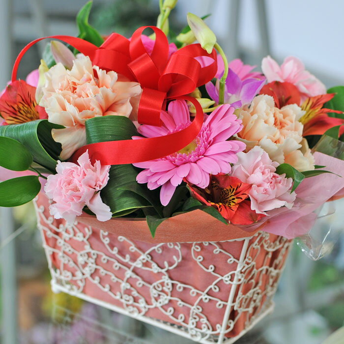 レッド・ピンク系を中心にアレンジ。明るいカラーで気分もウキウキ♪　★チェリーキッス★レッド・ピンク系のカワイイアレンジ　お誕生日・記念日・結婚の祝い・お見舞い　大切な方への贈り物に♪【あす楽対応_東北】【あす楽対応_関東】【あす楽対応_甲信越】【あす楽対応_北陸】【あす楽対応_東海】【あす楽対応_近畿】【楽ギフ_メッセ入力】