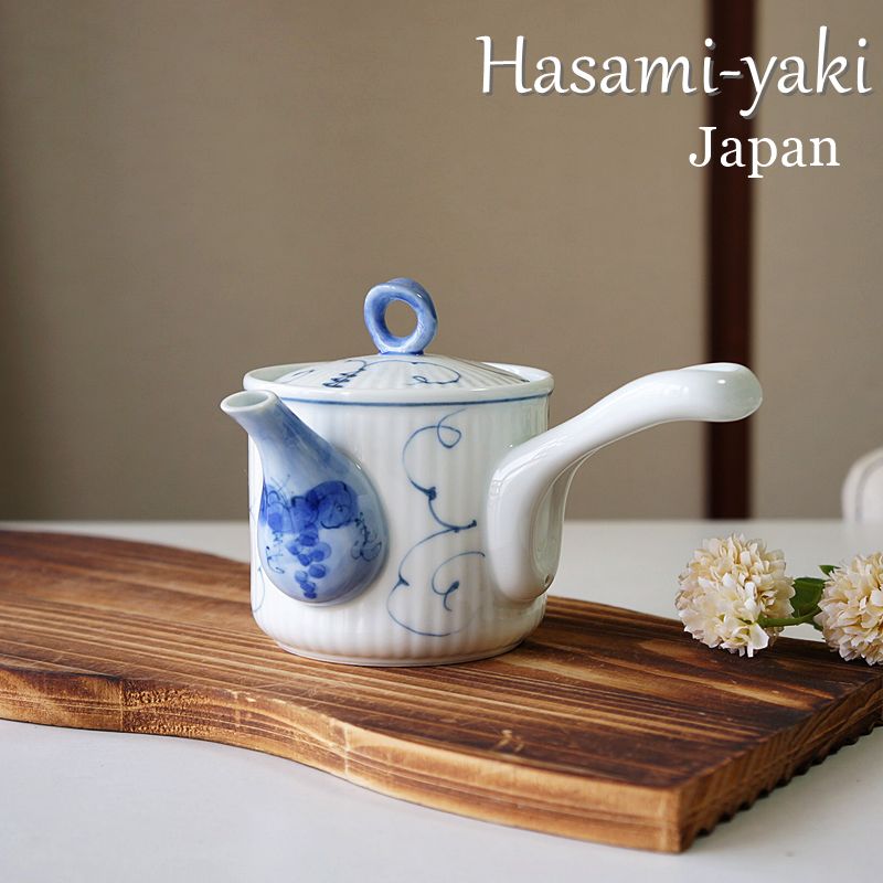 サイズ／約 径9cm × 高さ9.5cm 260g/個 容量／350ml（満水時） 付属／スーパーステンレス茶こし付き 素材／磁器 生産地／日本製 長崎県 波佐見焼 食器洗浄機-使用可○ 電子レンジ-使用可○ ※商品の特性上、色ムラ・濃さの違い・にじみ・絵の具とび・鉄粉などの個体差が生じます。 -- 人気が高まっている波佐見焼き(有田焼きとしても流通)。シンプルでお洒落です。和洋中どんなテーブルの雰囲気にも合うアイテムです。 軽く、可愛らしいデザイン。素地のストライプのくぼみと手描きの絵付けが高級感を感じさせる急須です。1-2人分の緑茶や紅茶をお楽しみただけるサイズです。また、付属のストレーナーは、SS茶こしとなっており、網の目が細かいので、茶葉の細片が混じりにくく、なめらかな舌触りでお茶を楽しめます。 食器洗浄機や電子レンジも使用可能、丈夫な器です。新築祝い、結婚祝い、敬老の日、父の日、母の日などのギフトやプレゼントにもオススメのアイテムです。人気が高まっている波佐見焼き(有田焼きとしても流通)。シンプルでお洒落です。和洋中どんなテーブルの雰囲気にも合うアイテムです。 軽く、可愛らしいデザイン。素地のストライプのくぼみと手描きの絵付けが高級感を感じさせる急須です。1-2人分の緑茶や紅茶をお楽しみただけるサイズです。また、付属のストレーナーは、SS茶こしとなっており、網の目が細かいので、茶葉の細片が混じりにくく、なめらかな舌触りでお茶を楽しめます。 食器洗浄機や電子レンジも使用可能、丈夫な器です。新築祝い、結婚祝い、敬老の日、父の日、母の日などのギフトやプレゼントにもオススメのアイテムです。 　 　 アイテム詳細 サイズ／約 径9cm × 高さ9.5cm 260g/個 容量／350ml（満水時） 付属／スーパーステンレス茶こし付き 素材／磁器 生産地／日本製 長崎県 波佐見焼 食器洗浄機-使用可○ 電子レンジ-使用可○ 　 ご購入の前にご確認ください ※商品の特性上、釉薬のムラやピンホール等がございます。 ※サイズ及び重量の記載がある商品は個体差がございます。数ミリ程度の誤差はご了承ください。 ※釉薬のムラ・色の濃淡、絵柄はひとつひとつ職人による作業ですので、配置などに個体差があります。 ※その他ご不明点やご不安などある場合は、お気軽にお問い合わせくださいませ。また、Q＆Aも合わせてご確認くださいませ。 ＞＞Q&Aはこちらから 　