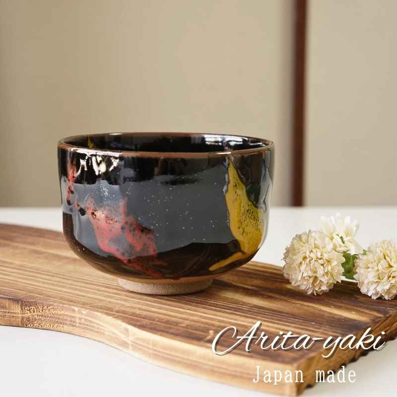 花器を多く製作する有田焼の窯元が手掛けた抹茶茶碗です。華道のセンスに応えてきた窯元らしく、上品でお洒落な雰囲気。釉薬の自然なタレ・掛かり具合に高級感を感じます。 手仕事の雰囲気がありながら、価格も抑えられています。普段使いやおけいこ用、プレゼントにもオススメのアイテムです。 また、抹茶碗としてだけではなく、最近はコーヒーや紅茶、抹茶ラテやカフェオレボウルとしても用途があり、ご飯茶碗やお料理用の器としてもお使い頂けます。ハレの日や来客用としていかがでしょう。 -- 内容／抹茶茶碗　木箱付属 サイズ／約 口径12.0cm × 高さ8.2cm ※アイテムの特性上、1cm以内のサイズ個体差があります。 素材／陶器 生産地／日本製 有田焼 食器洗浄機-使用不可× 電子レンジ-使用不可×花器を多く製作する有田焼の窯元が手掛けた抹茶茶碗です。華道のセンスに応えてきた窯元らしく、上品でお洒落な雰囲気。釉薬の自然なタレ・掛かり具合に高級感を感じます。 手仕事の雰囲気がありながら、価格も抑えられています。普段使いやおけいこ用、プレゼントにもオススメのアイテムです。 また、抹茶碗としてだけではなく、最近はコーヒーや紅茶、抹茶ラテやカフェオレボウルとしても用途があり、ご飯茶碗やお料理用の器としてもお使い頂けます。ハレの日や来客用としていかがでしょう。 　 アイテム詳細 内容／抹茶茶碗　木箱付属 サイズ／約 口径12.0cm × 高さ8.2cm ※アイテムの特性上、1cm以内のサイズ個体差があります。 素材／陶器 生産地／日本製 有田焼 食器洗浄機-使用不可× 電子レンジ-使用不可× 　 ご購入の前にご確認ください ※サイズ及び重量の記載がある商品は個体差がございます。1cm前後のサイズ個体差があります。 ※釉薬のムラ・色の濃淡・形状の相違などに個体差があり作品の雰囲気が異なることがあります。画像は参照例として下さい。 ※その他ご不明点やご不安などある場合は、お気軽にお問い合わせくださいませ。また、Q＆Aも合わせてご確認くださいませ。 ＞＞Q&Aはこちらから 　