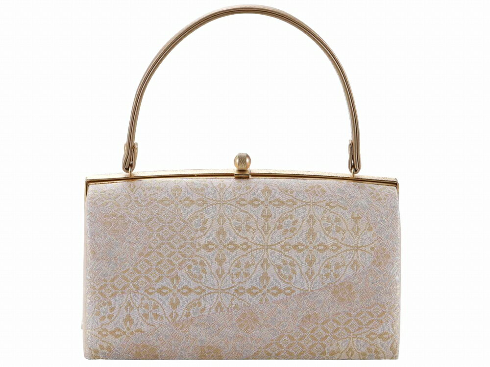 商品情報 新品 着物用のハンドバッグ単品です。 上品な金色が落ち着いた雰囲気です。 バッグ底に4つのピンが打たれているので、底が直接下につかず、清潔に保てます。 ※訳説明：バッグ開閉部分の金具に変色があります。 こちらは訳あり商品です。 （交換・返品不可とさせて頂いておりますのでご了承下さいませ。） 素材 合皮・帯地ほか サイズ 横：約22.5cm　高さ：約12.5cm　マチ巾：約10cm （持ち手部分含まず） ご注意 お色に関してはお使いのパソコンのモニターのカラーバランスなどにより若干実物と異なってしまう場合がございます。 できるだけ実物に近くなるよう努めさせていただいておりますが 上記もよくご考慮いただきご注文を御願い致します。こちらの商品をご覧の方は、以下の検索をされています 礼装用 礼装 フォーマル 和服 和装 和小物 和装小物 着付け小物 小物 着物小物 着付け 礼装小物 レディース 女性用 女性 婦人 婦人用 女 大人 おとな 娘 孫 姉 妹 姉妹 母 お母さん 祖母 おばあちゃん 10代 20代 30代 40代 50代 60代 70代 80代 可愛い かわいい カワイイ おしゃれ お洒落 オシャレ 華やか 豪華 上品 着物 きもの 呉服 訪問着 黒留袖 色無地 附下 留袖 色留袖 付下げ 付け下げ 写真 写真撮影 お祝い 前撮り 記念撮影 撮影 披露宴 結婚式 式典 入学式 卒業式 39ショップ 買い回り 買いまわり 楽天 人気 売れ筋 トレンド おすすめ オススメ バッグ かばん 鞄 礼装バッグ 礼装用バッグ 礼装かばん 単品 訳アリ 訳あり 特価品 特価 大特価 安い お値打ち アウトレット アウトレット品 在庫限り 和柄 合皮 合成皮革 帯地 金 ゴールド