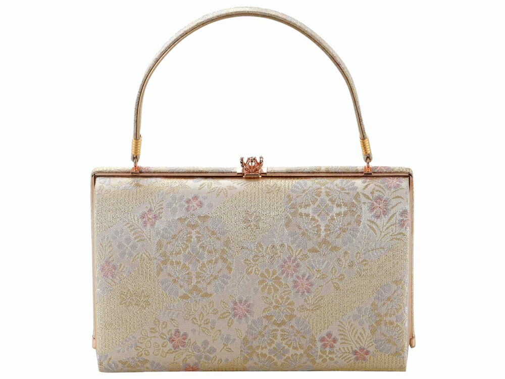 商品情報 新品 着物用のハンドバッグ単品です。 上品な金色が落ち着いた雰囲気です。 素材 合皮・帯地ほか サイズ 横：約22.5cm　高さ：約14cm　マチ巾：約9cm （持ち手部分含まず） ご注意 お色に関してはお使いのパソコンのモニターのカラーバランスなどにより若干実物と異なってしまう場合がございます。 できるだけ実物に近くなるよう努めさせていただいておりますが 上記もよくご考慮いただきご注文を御願い致します。こちらの商品をご覧の方は、以下の検索をされています 礼装用 礼装 フォーマル 和服 和装 和小物 和装小物 着付け小物 小物 着物小物 着付け 礼装小物 レディース 女性用 女性 婦人 婦人用 女 大人 おとな 娘 孫 姉 妹 姉妹 母 お母さん 祖母 おばあちゃん 10代 20代 30代 40代 50代 60代 70代 80代 可愛い かわいい カワイイ おしゃれ お洒落 オシャレ 華やか 豪華 上品 着物 きもの 呉服 訪問着 黒留袖 色無地 附下 留袖 色留袖 付下げ 付け下げ 写真 写真撮影 お祝い 前撮り 記念撮影 撮影 披露宴 結婚式 式典 入学式 卒業式 39ショップ 買い回り 買いまわり 楽天 人気 売れ筋 トレンド おすすめ オススメ バッグ かばん 鞄 礼装バッグ 礼装用バッグ 礼装かばん 単品 訳アリ 訳あり 特価品 特価 大特価 安い お値打ち アウトレット アウトレット品 在庫限り 和柄 合皮 合成皮革 帯地 金 ゴールド