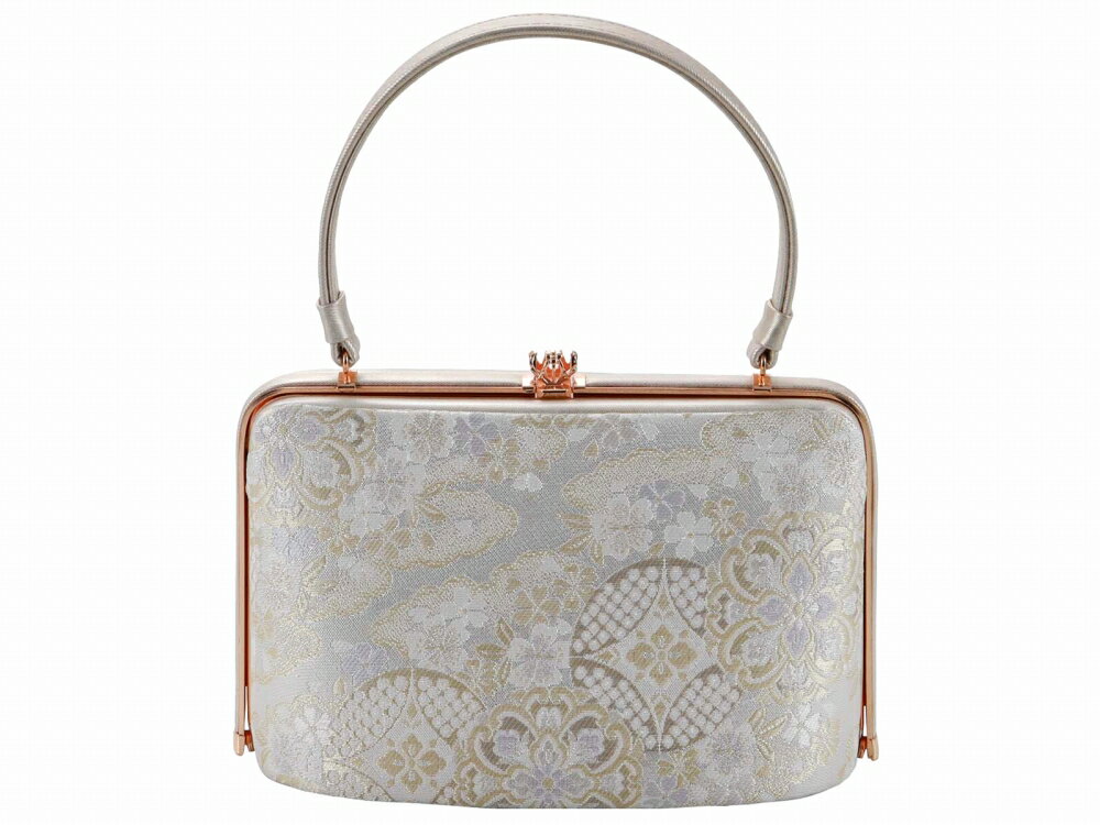 商品情報 新品 着物用のハンドバッグ単品です。 上品な金色が落ち着いた雰囲気です。 バッグ底に4つのピンが打たれているので、底が直接下につかず、清潔に保てます。 素材 合皮・帯地ほか サイズ 横：約21cm　高さ：約14cm　マチ巾：約10.5cm （持ち手部分含まず） ご注意 お色に関してはお使いのパソコンのモニターのカラーバランスなどにより若干実物と異なってしまう場合がございます。 できるだけ実物に近くなるよう努めさせていただいておりますが 上記もよくご考慮いただきご注文を御願い致します。こちらの商品をご覧の方は、以下の検索をされています 礼装用 礼装 フォーマル 和服 和装 和小物 和装小物 着付け小物 小物 着物小物 着付け 礼装小物 レディース 女性用 女性 婦人 婦人用 女 大人 おとな 娘 孫 姉 妹 姉妹 母 お母さん 祖母 おばあちゃん 10代 20代 30代 40代 50代 60代 70代 80代 可愛い かわいい カワイイ おしゃれ お洒落 オシャレ 華やか 豪華 上品 着物 きもの 呉服 訪問着 黒留袖 色無地 附下 留袖 色留袖 付下げ 付け下げ 写真 写真撮影 お祝い 前撮り 記念撮影 撮影 披露宴 結婚式 式典 入学式 卒業式 39ショップ 買い回り 買いまわり 楽天 人気 売れ筋 トレンド おすすめ オススメ バッグ かばん 鞄 礼装バッグ 礼装用バッグ 礼装かばん 単品 訳アリ 訳あり 特価品 特価 大特価 安い お値打ち アウトレット アウトレット品 在庫限り 和柄 合皮 合成皮革 帯地 金 ゴールド