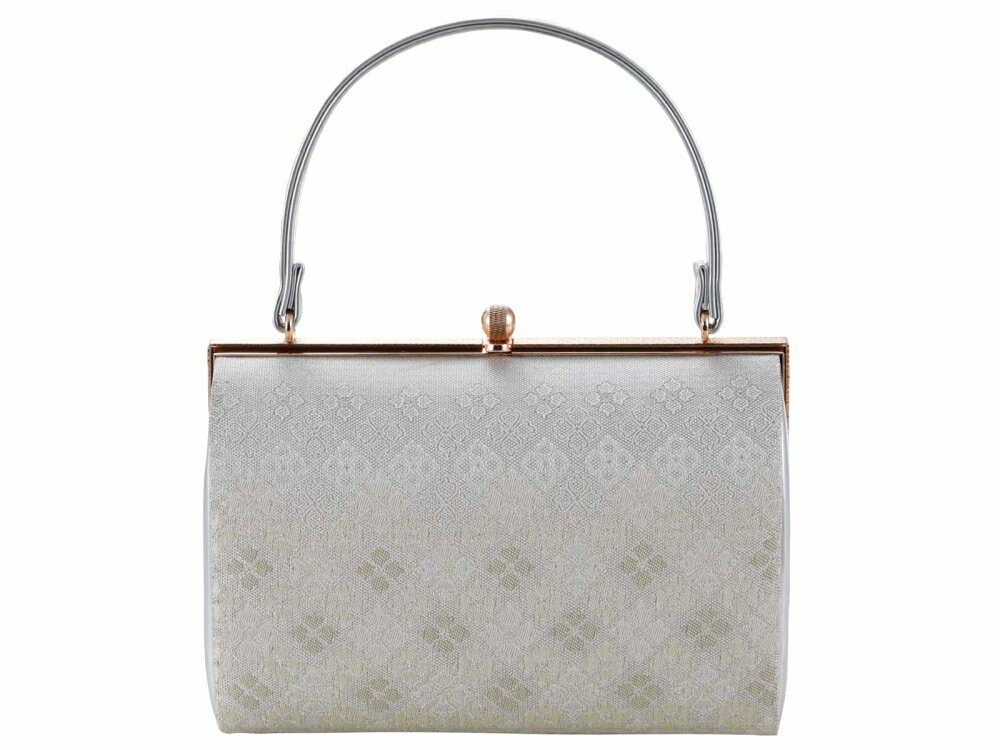 商品情報 新品 着物用のハンドバッグ単品です。 上品な銀色が落ち着いた雰囲気です。 素材 合皮・帯地ほか サイズ 横：約21cm　高さ：約14cm　マチ巾：約9cm （持ち手部分含まず） ご注意 お色に関してはお使いのパソコンのモニターのカラーバランスなどにより若干実物と異なってしまう場合がございます。 できるだけ実物に近くなるよう努めさせていただいておりますが 上記もよくご考慮いただきご注文を御願い致します。こちらの商品をご覧の方は、以下の検索をされています 礼装用 礼装 フォーマル 和服 和装 和小物 和装小物 着付け小物 小物 着物小物 着付け 礼装小物 レディース 女性用 女性 婦人 婦人用 女 大人 おとな 娘 孫 姉 妹 姉妹 母 お母さん 祖母 おばあちゃん 10代 20代 30代 40代 50代 60代 70代 80代 可愛い かわいい カワイイ おしゃれ お洒落 オシャレ 華やか 豪華 上品 着物 きもの 呉服 訪問着 黒留袖 色無地 附下 留袖 色留袖 付下げ 付け下げ 写真 写真撮影 お祝い 前撮り 記念撮影 撮影 披露宴 結婚式 式典 入学式 卒業式 39ショップ 買い回り 買いまわり 楽天 人気 売れ筋 トレンド おすすめ オススメ バッグ かばん 鞄 礼装バッグ 礼装用バッグ 礼装かばん 単品 訳アリ 訳あり 特価品 特価 大特価 安い お値打ち アウトレット アウトレット品 在庫限り 和柄 合皮 合成皮革 帯地 金 ゴールド