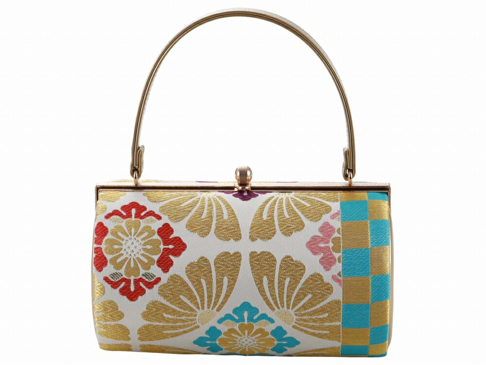 商品情報 新品　 着物用のハンドバッグ単品です。 鮮やかな色柄が特徴です。 素材 帯地・合皮ほか サイズ 横：約21.0cm 高さ：約11cm マチ巾：約12cm（持ち手部分含まず） ご注意 お色に関してはお使いのパソコンのモニターのカラーバランスなどにより若干実物と異なってしまう場合がございます。 できるだけ実物に近くなるよう努めさせていただいておりますが 上記もよくご考慮いただきご注文を御願い致します。こちらの商品をご覧の方は、以下の検索をされています 振袖用 振袖 礼装用 礼装 フォーマル 和服 呉服 着物 きもの 和装 和小物 和装小物 着付け小物 着付け レディース 女性用 婦人用 女性 婦人 女 大人 おとな 娘 孫 姉 妹 姉妹 母 お母さん 祖母 おばあちゃん 10代 20代 30代 40代 50代 60代 70代 80代 可愛い かわいい カワイイ おしゃれ お洒落 オシャレ 華やか 豪華 レトロ レトロモダン 和モダン モダン 大人可愛い 上品 訪問着 色無地 附下 小紋 写真 写真撮影 お祝い 前撮り 後撮り 記念撮影 撮影 成人式 ハレの日 晴れの日 晴れ着 披露宴 結婚式 式典 パーティ 入学式 卒業式 39ショップ 買い回り 買いまわり 楽天 人気 売れ筋 トレンド おすすめ オススメ バッグ かばん 鞄 振袖バッグ 振袖用バッグ 成人式バッグ 成人式かばん 帯地 合皮 豪華 華やか 単品 訳アリ 訳あり 特価品 特価 大特価 安い お値打ち アウトレット アウトレット品 金 ゴールド 鮮やか 日本製 和柄 花柄 花 七宝