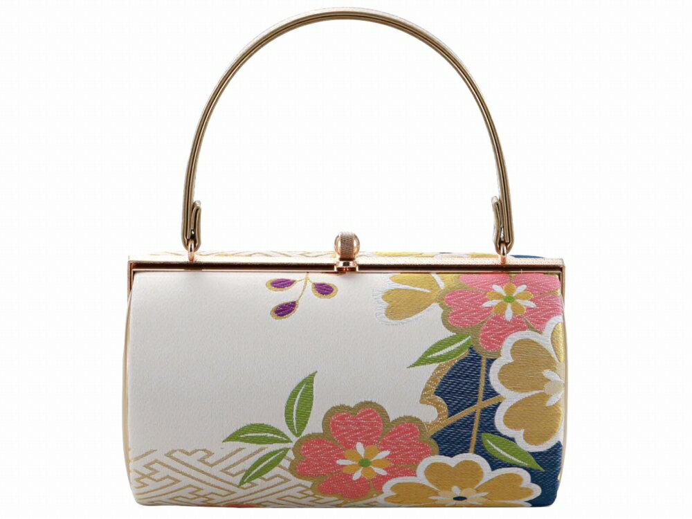 商品情報 新品　 着物用のハンドバッグ単品です。 鮮やかな色柄が特徴です。 素材 帯地・合皮ほか サイズ 横：約21.0cm 高さ：約11cm マチ巾：約12cm（持ち手部分含まず） ご注意 お色に関してはお使いのパソコンのモニターのカラーバランスなどにより若干実物と異なってしまう場合がございます。 できるだけ実物に近くなるよう努めさせていただいておりますが 上記もよくご考慮いただきご注文を御願い致します。こちらの商品をご覧の方は、以下の検索をされています 振袖用 振袖 礼装用 礼装 フォーマル 和服 呉服 着物 きもの 和装 和小物 和装小物 着付け小物 着付け レディース 女性用 婦人用 女性 婦人 女 大人 おとな 娘 孫 姉 妹 姉妹 母 お母さん 祖母 おばあちゃん 10代 20代 30代 40代 50代 60代 70代 80代 可愛い かわいい カワイイ おしゃれ お洒落 オシャレ 華やか 豪華 レトロ レトロモダン 和モダン モダン 大人可愛い 上品 訪問着 色無地 附下 小紋 写真 写真撮影 お祝い 前撮り 後撮り 記念撮影 撮影 成人式 ハレの日 晴れの日 晴れ着 披露宴 結婚式 式典 パーティ 入学式 卒業式 39ショップ 買い回り 買いまわり 楽天 人気 売れ筋 トレンド おすすめ オススメ バッグ かばん 鞄 振袖バッグ 振袖用バッグ 成人式バッグ 成人式かばん 帯地 合皮 豪華 華やか 単品 訳アリ 訳あり 特価品 特価 大特価 安い お値打ち アウトレット アウトレット品 金 ゴールド 鮮やか 日本製 和柄 花柄 花 七宝