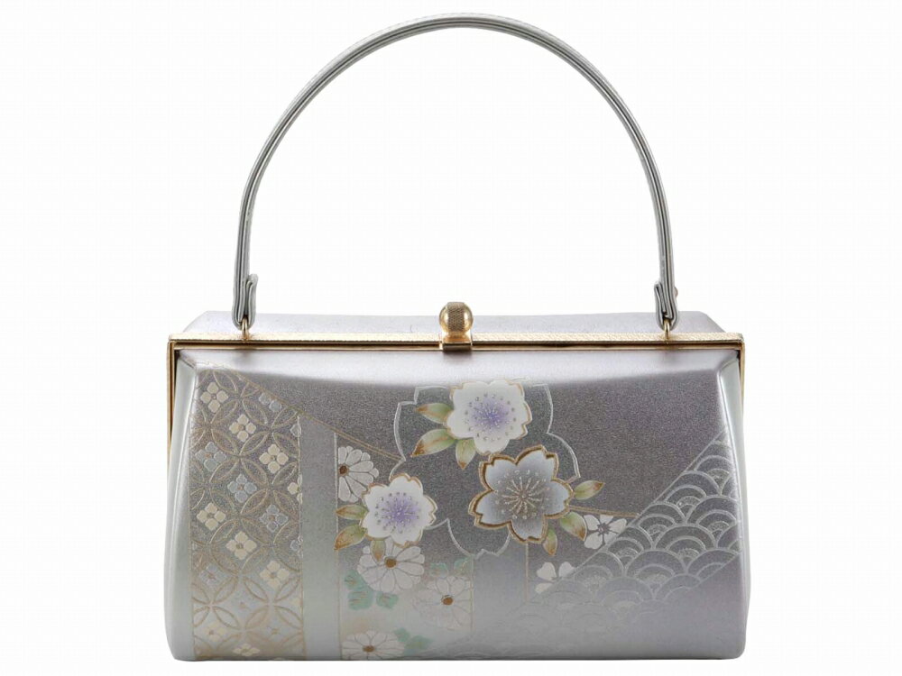商品情報 新品 着物用のハンドバッグ単品です。 艶のなしエナメルで桜の花柄が華やかです。 上品なグラデーションでおしゃれ。 ※訳説明：裏面に約8cmくらいのスレキズ・小さな汚れがございます。 こちらは訳あり商品です。 （交換・返品不可とさせて頂いておりますのでご了承下さいませ。） 素材 合成皮革ほか サイズ 横：約21cm　高さ：約11cm　マチ巾：約12cm （持ち手部分含まず） ご注意 お色に関してはお使いのパソコンのモニターのカラーバランスなどにより若干実物と異なってしまう場合がございます。 できるだけ実物に近くなるよう努めさせていただいておりますが 上記もよくご考慮いただきご注文を御願い致します。こちらの商品をご覧の方は、以下の検索をされています 振袖用 振袖 礼装用 礼装 フォーマル 和服 呉服 着物 きもの 和装 和小物 和装小物 着付け小物 着付け レディース 女性用 婦人用 女性 婦人 女 大人 おとな 娘 孫 姉 妹 姉妹 母 お母さん 祖母 おばあちゃん 10代 20代 30代 40代 50代 60代 70代 80代 可愛い かわいい カワイイ おしゃれ お洒落 オシャレ 華やか 豪華 レトロ レトロモダン 和モダン モダン 大人可愛い 上品 訪問着 色無地 附下 小紋 写真 写真撮影 お祝い 前撮り 後撮り 記念撮影 撮影 成人式 ハレの日 晴れの日 晴れ着 披露宴 結婚式 式典 パーティ 入学式 卒業式 39ショップ 買い回り 買いまわり 楽天 人気 売れ筋 トレンド おすすめ オススメ バッグ かばん 鞄 振袖バッグ 振袖用バッグ 成人式バッグ 成人式かばん 豪華 華やか 単品 訳アリ 訳あり 特価品 特価 大特価 安い お値打ち アウトレット アウトレット品 エナメル 合皮 合成皮革 合わせやすい シンプル グラデーション 艶 光沢 シルバー 銀 銀色 黒 ブラック 和柄 花柄 花 桜 さくら サクラ