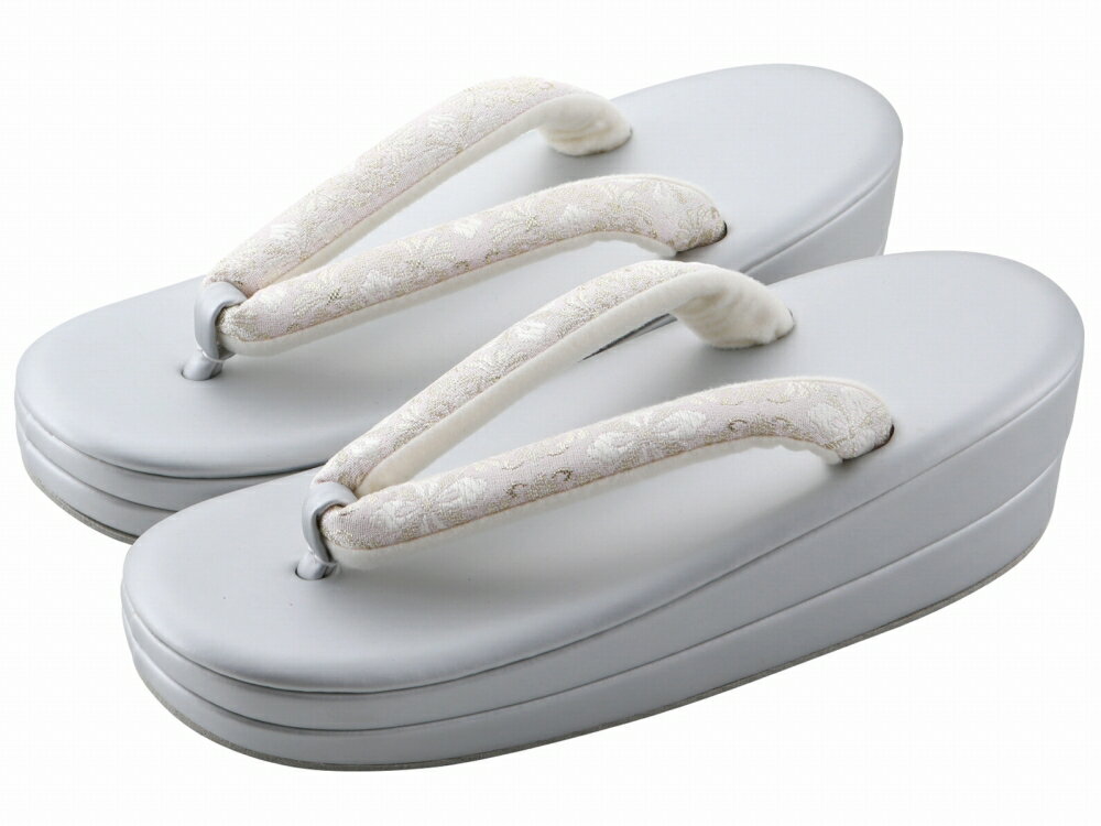 商品情報 新品 礼装用 箱入り お洒落な柄の鼻緒にシンプルな草履単品です 鼻緒の裏はソフト加工で足に負担がかかりにくい ※わずかな擦れキズ等あり（履いて頂くには問題ない程度です） 草履の履き方：小指とかかとは草履から出るのが普通です。草履は...