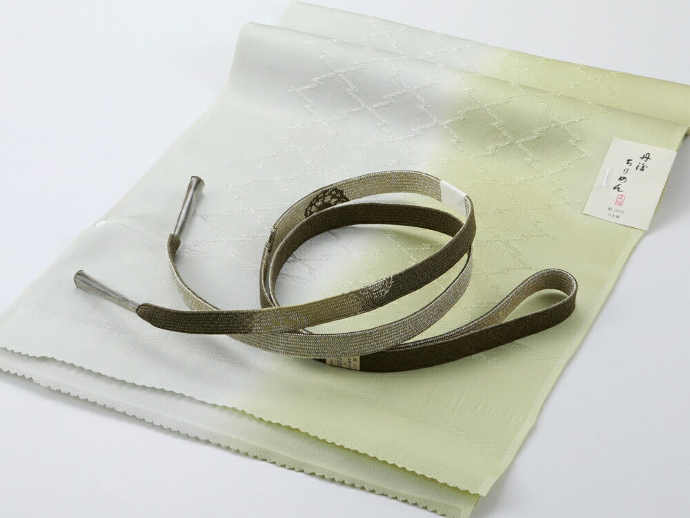 商品情報 新品 お洒落な帯揚げと帯締めのセット 丹後ちりめんの帯揚げと、帯締めです。 お着物の雰囲気を変え楽しませてくれます。 帯揚げ：日本製　帯締め：中国製 素材 ［帯締め］絹100％ ［帯揚げ］絹100％ サイズ ［帯締め］幅：約1.5cm ［帯揚げ］幅：約30cm ご注意 お色に関してはお使いのパソコンのモニターのカラーバランスなどにより若干実物と異なってしまう場合がございます。 できるだけ実物に近くなるよう努めさせていただいておりますが 上記もよくご考慮いただきご注文を御願い致します。こちらの商品をご覧の方は、以下の検索をされています 礼装用 礼装 フォーマル 和服 呉服 着物 きもの 和装 和小物 和装小物 着付け小物 着付け 礼装小物 上品 写真 写真撮影 お祝い 前撮り 後撮り 記念撮影 撮影 成人式 ハレの日 晴れの日 結婚式 式典 入学式 卒業式 茶道 華道 鑑賞 観劇 挨拶 食事会 会食 展覧会 お洒落 おしゃれ オシャレ 華やか 豪華 上品 レトロモダン モダン レトロ 和モダン プレゼント ギフト 贈り物 日本土産 海外へのおみやげ お土産 インスタ映え 映え 39ショップ 買い回り 買いまわり 楽天 人気 売れ筋 トレンド おすすめ オススメ 帯揚げ 帯締め 帯〆 帯しめ 帯揚げセット 帯締めセット 帯揚げ帯締めセット 2点セット 礼装帯揚げ 礼装帯締め 礼装セット 日本製 丹後ちりめん 正絹 絹 シルク 絹100％ 正絹帯揚げ 正絹帯締め シルク帯揚げ シルク帯締め オリジナル オリジナルセット 在庫限り 渋グリーン アースグリーン くすみ緑 くすみグリーン 緑 グリーン
