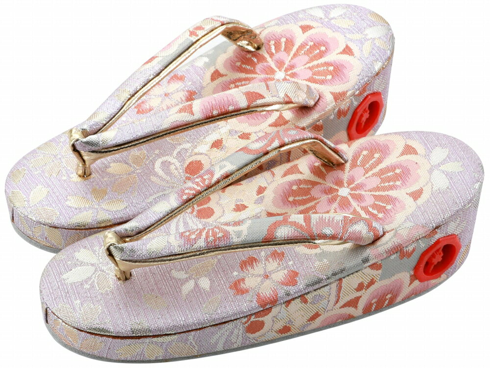 商品情報 新品 七五三・おひな祭り等にお使いいただける着物用の草履単品です。 着物や帯の柄色に合わせたり、コーディネートが広がります。 ※柄の出方が画像と異なる場合がございます。 ※訳内容：接着剤が茶色に変色しています。 (こちらは訳あり商品です。交換・返品承ること出来ませんので予めご了承くださいませ。) 素材 帯地 サイズ 全長：約18.0cm　かかとの高さ：約4.5cm ご注意 お色に関してはお使いのパソコンのモニターのカラーバランスなどにより若干実物と異なってしまう場合がございます。 できるだけ実物に近くなるよう努めさせていただいておりますが 上記もよくご考慮いただきご注文を御願い致します。訳あり 七五三 帯地 金欄織 子供用 きもの 草履 こちらの商品をご覧の方は、以下の検索をされています 七五三 753 お宮参り お参り 節句 初節句 お正月 初詣 お祝い 前撮り 記念撮影 撮影 ハレの日 お子様 子供 子ども こども キッズ ジュニア 可愛い かわいい おしゃれ お洒落 オシャレ 華やか 上品 レトロ レトロモダン 和モダン 和服 和装 和小物 和装小物 着付け 着付け小物 プレゼント 草履 ぞうり 子供草履 子ども草履 子供用草履 七五三草履 履物 お子様用 子供用 帯地 金襴織 ラベンダー ライトパープル 薄紫 菊柄 桜柄 鞠柄 和柄 総柄 和装品 18.0cm ひな祭り 雛祭り 雛まつり ひな祭り ひなまつり 桃の節句 女の子 女子 女児 ガールズ