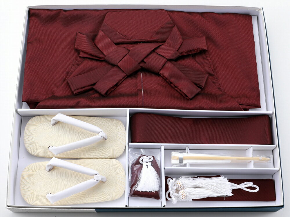 商品情報 新品 箱入り 七五三のお祝い袴の6点セットです。 セット内容は、袴・懐剣・角帯・お守り・扇子・雪駄です。 素材 袴：ポリエステル 100% サイズ 袴：紐下約60cm 雪駄：全長約19.5cm ご注意 お色に関してはお使いのパソコンのモニターのカラーバランスなどにより若干実物と異なってしまう場合がございます。 できるだけ実物に近くなるよう努めさせていただいておりますが 上記もよくご考慮いただきご注文を御願い致します。こちらの商品をご覧の方は、以下の検索をされています 七五三 753 お宮参り お参り 節句 初節句 お正月 初詣 お祝い 前撮り 記念撮影 撮影 ハレの日 お子様 子供 子ども こども お子様用 子供用 子ども用 こども用 キッズ ジュニア キッズ用 ジュニア用 孫 曾孫 和服 呉服 和装 和小物 和装小物 和装品 着物 きもの 着付け 写真 写真撮影 お祝い 前撮り 後撮り 記念撮影 撮影 ハレの日 晴れの日 入学式 卒業式 習い事 お稽古 練習 衣裳 発表会 可愛い かわいい カワイイ お洒落 おしゃれ オシャレ 華やか 豪華 上品 レトロモダン モダン レトロ 和モダン プレゼント ギフト 贈り物 インスタ映え 映え 海外の方へ お土産 日本土産 39ショップ 買い回り 買いまわり 楽天 人気 売れ筋 トレンド おすすめ オススメ 袴 はかま 袴セット はかまセット 七五三袴 七五三はかま 男児袴 男の子袴 小物セット 七五三小物 袴6点セット 6点セット セット 七五三セット 懐剣 角帯 帯 おび お守り 扇子 雪駄 履物 お祝い袴 紐下60cm 19.5cm 子どもの日 こどもの日 子供の日 端午の節句 男の子 男子 男児 男の子服 BOY おとこの子 おとこのこ 卒園式 ワインレッド 臙脂 エンジ 赤 レッド