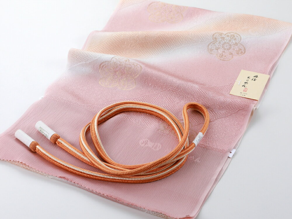 商品情報 新品 お洒落な帯揚げと帯締めのセット 丹後ちりめんの帯揚げと、日本製の帯締めです。 お着物の雰囲気を変え楽しませてくれます。 帯揚げ：日本製　帯締め：日本製 素材 ［帯締め］絹100％ ［帯揚げ］絹100％ サイズ ［帯締め］幅：約1cm ［帯揚げ］幅：約29.5cm ご注意 お色に関してはお使いのパソコンのモニターのカラーバランスなどにより若干実物と異なってしまう場合がございます。 できるだけ実物に近くなるよう努めさせていただいておりますが 上記もよくご考慮いただきご注文を御願い致します。こちらの商品をご覧の方は、以下の検索をされています お洒落用 普段使い用 普段使い カジュアル 和服 呉服 着物 きもの 和装 和小物 和装小物 着付け小物 着付け お洒落 おしゃれ オシャレ 華やか 豪華 上品 レトロモダン モダン レトロ 和モダン 小紋 紬 訪問着 色無地 附下 普段 普段着 普段使い お出かけ おでかけ ショッピング デート 食事会 会食 写真 茶道 華道 鑑賞 観劇 挨拶 展覧会 旅行 観光 プレゼント ギフト 贈り物 日本土産 海外へのおみやげ お土産 インスタ映え 映え39ショップ 買い回り 買いまわり 楽天 人気 売れ筋 トレンド おすすめ オススメ 帯揚げ 帯締め 帯〆 帯しめ 帯揚げセット 帯締めセット 帯揚げ帯締めセット 2点セット 日本製 丹後ちりめん 正絹 絹 シルク 絹100％ 正絹帯揚げ 正絹帯締め シルク帯揚げ シルク帯締め オリジナル オリジナルセット 在庫限り あずき 薄橙 ぼかし